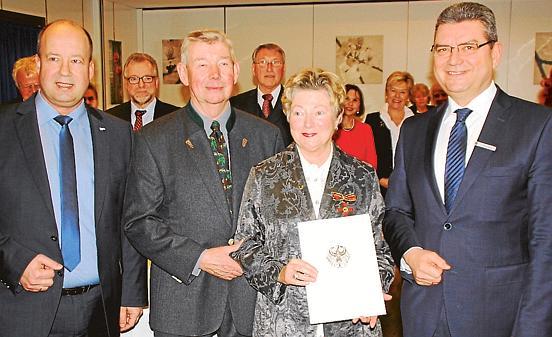 Das das Verdienstkreuz am Bande des Verdienstordens der Bundesrepublik Deutschland überreichte Landrat Jörg Bensberg (von rechts) an Friedegund Reiners. Mit ihr freuten sich auch Ehemann Heino und Bürgermeister Dieter von Essen. 