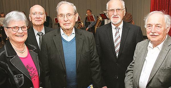 Präsentübergabe bei der Senioren-Union (von links): Karin Kathmann, Adolf Marxfeld, Hellmut Dannemann, Werner Döding und Klaus Meyer-Olden 