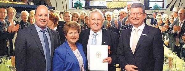 Bürgermeister Dieter von Essen (links) sowie Landrat Jörg Bensberg (rechts) würdigten die Leistung von Klaus Duddek, mit Ehefrau Ute. 