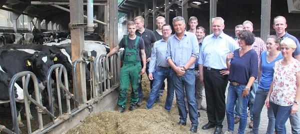 Einblick in die Milchwirtschaft: CDU-Mitglieder besuchten am Montag den Hof von Gerold Harms. 