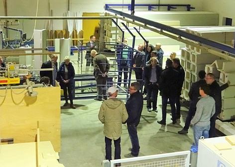 Blick in die Produktion: Der Wirtschaftsstammtisch besuchte den Betrieb Rollladenbau Brunken. 