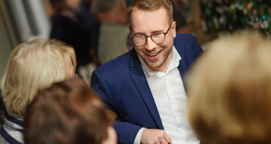 Bürgermeisterkandidat Alexander von Essen im Gespräch mit den Hahn-Lehmdern. Foto: Sven Seebergen, Foto- und Bilderwerk.