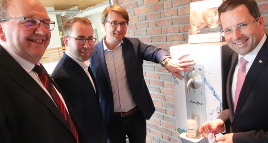 Testen den Trinkwasser-Spender im Wasserwerk in Nethen (von links): Franz Hölscher (stellvertretender OOWV-Verbandsvorsteher), Alexander von Essen (CDU-Bürgermeisterkandidat), Karsten Specht (OOWV-Geschäftsführer) und Kai Seefried (Generalsekretär der CDU