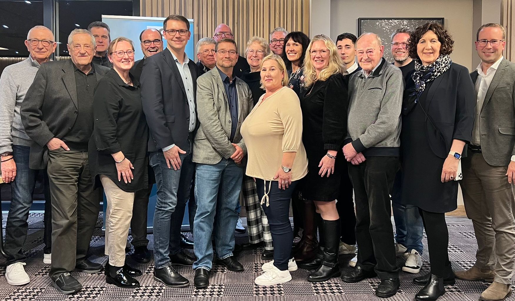 Der neue CDU-Vorstand mit B�rgermeisterkandidat Stephan Tapper, Landratskandidat Hendrik Lehners und dem CDU-Fraktionsvorsitzenden Alexander von Essen.